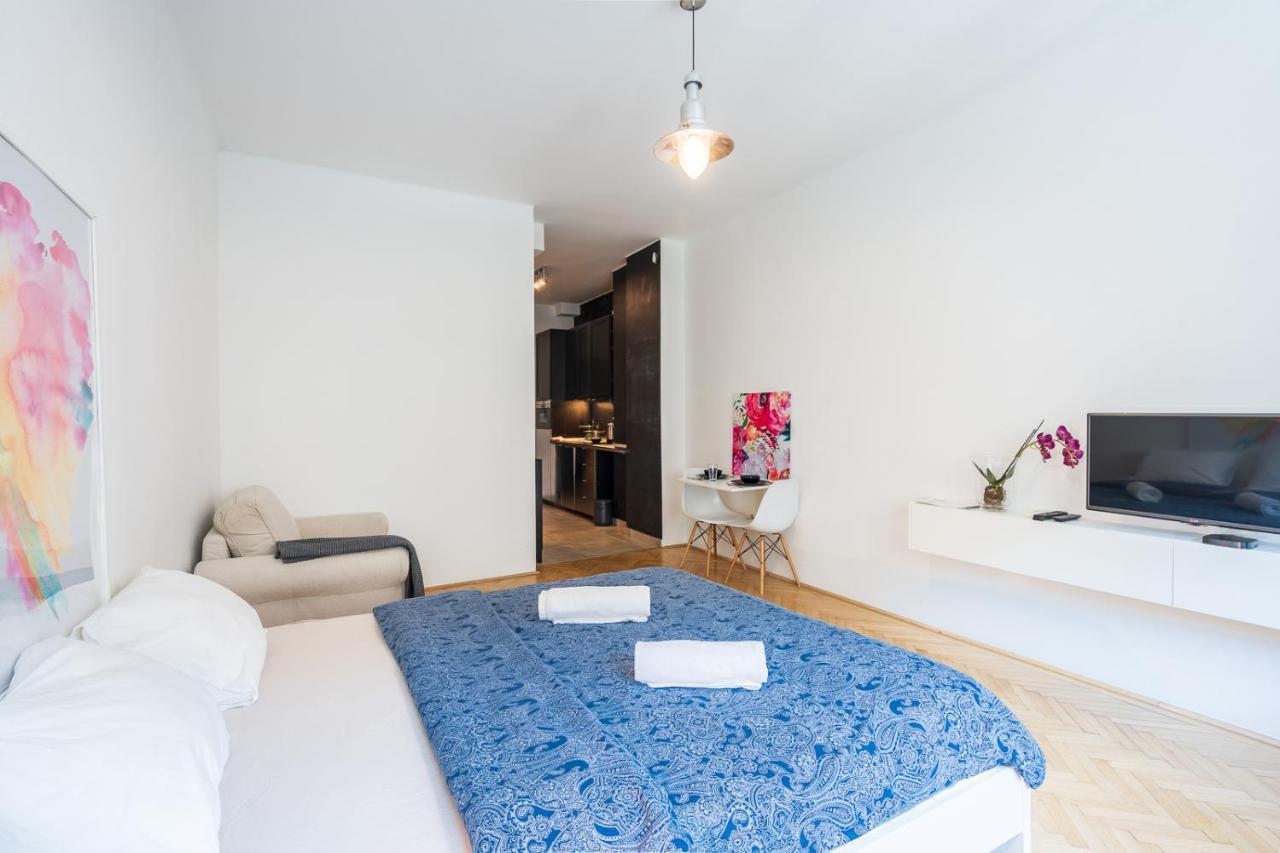 Апартаменти Bright With Parliament View, Free Parking *